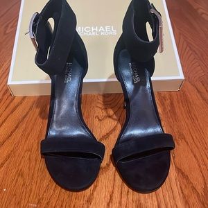 New in box MICHAEL Michael Kors Giselle Embellished-Buckle Suede Sandals, sz 5.5